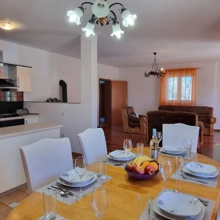 House Ron Nyaraló *